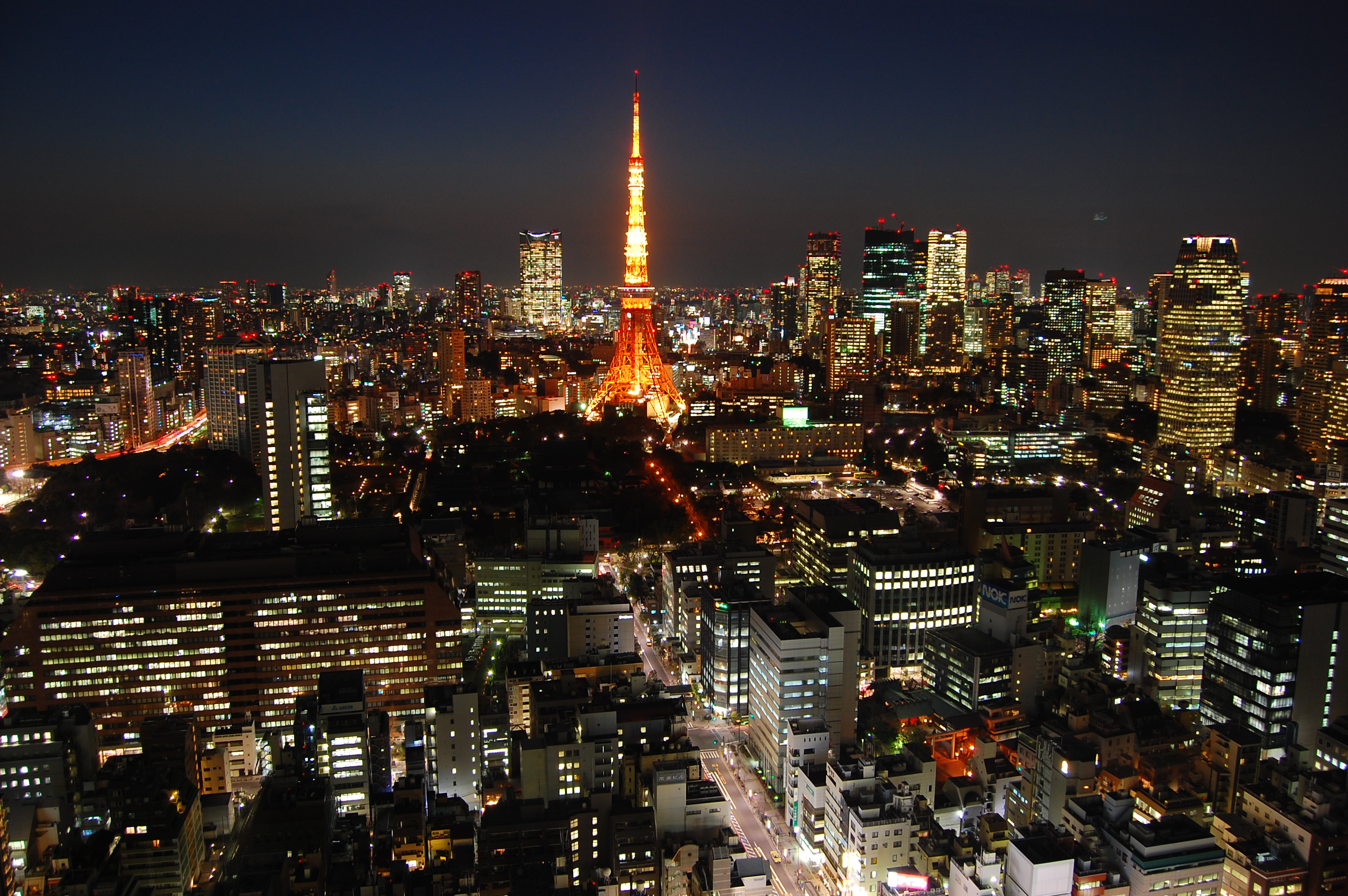 東京タワー 画面中央上 と都会の夜景 フリー素材ドットコム