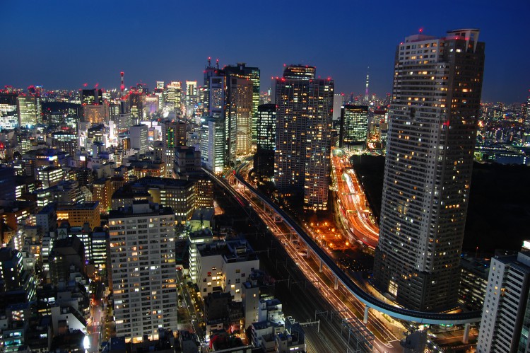 都会の高層ビル群とハイウェイの夜景 フリー素材ドットコム