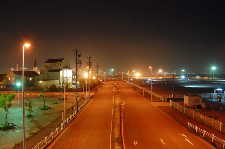 夜の物静かな道路 殺風景 フリー素材ドットコム