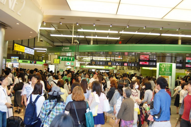 新宿駅の人混み 雑踏 フリー素材ドットコム