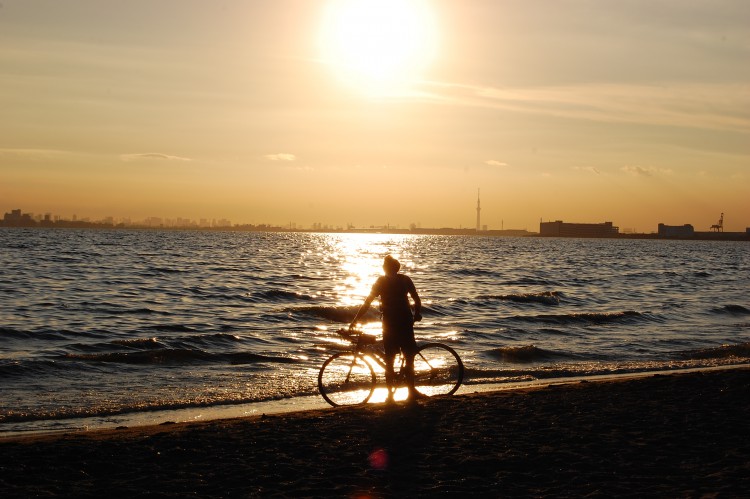 夕暮れの海岸と自転車ボーイ フリー素材ドットコム