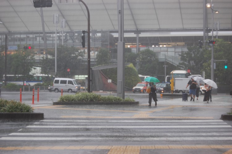 大雨 暴風雨の天気と歩く人01 フリー素材ドットコム