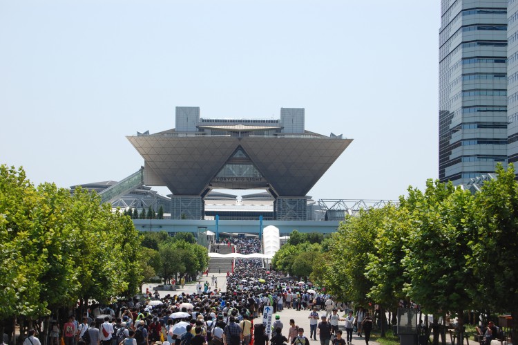 東京ビッグサイト 国際展示場 行列 混雑02 フリー素材ドットコム