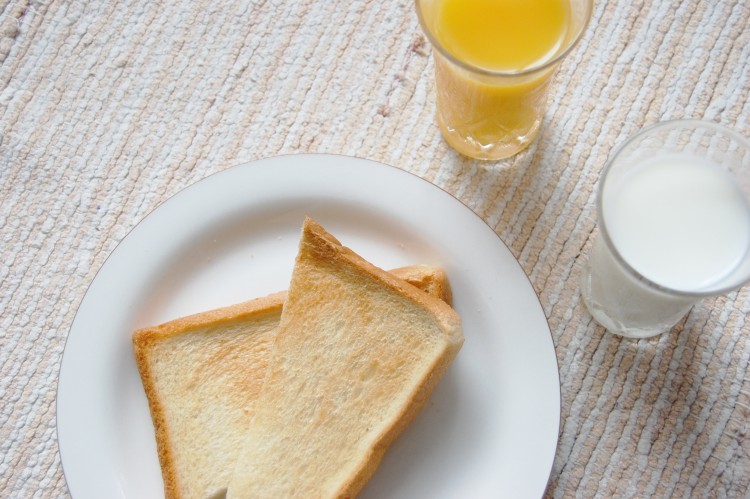 牛乳とオレンジジュース トースト フリー素材ドットコム