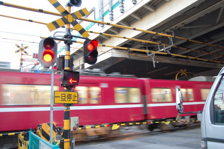 踏切を横切る電車01 フリー素材ドットコム