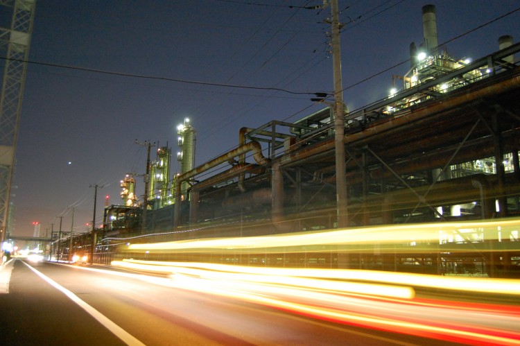 夜の工場 工場と道路03 フリー素材ドットコム