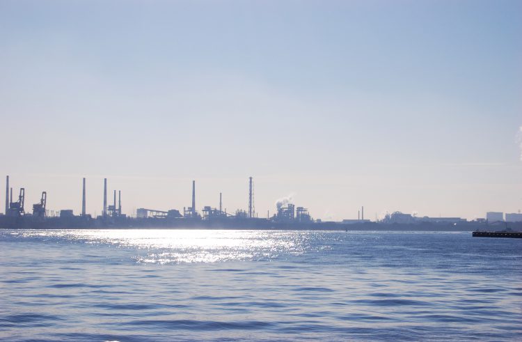 海と工場の景色 フリー素材ドットコム