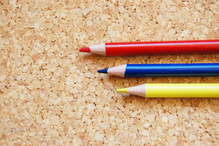 ３色の色鉛筆03 フリー素材ドットコム