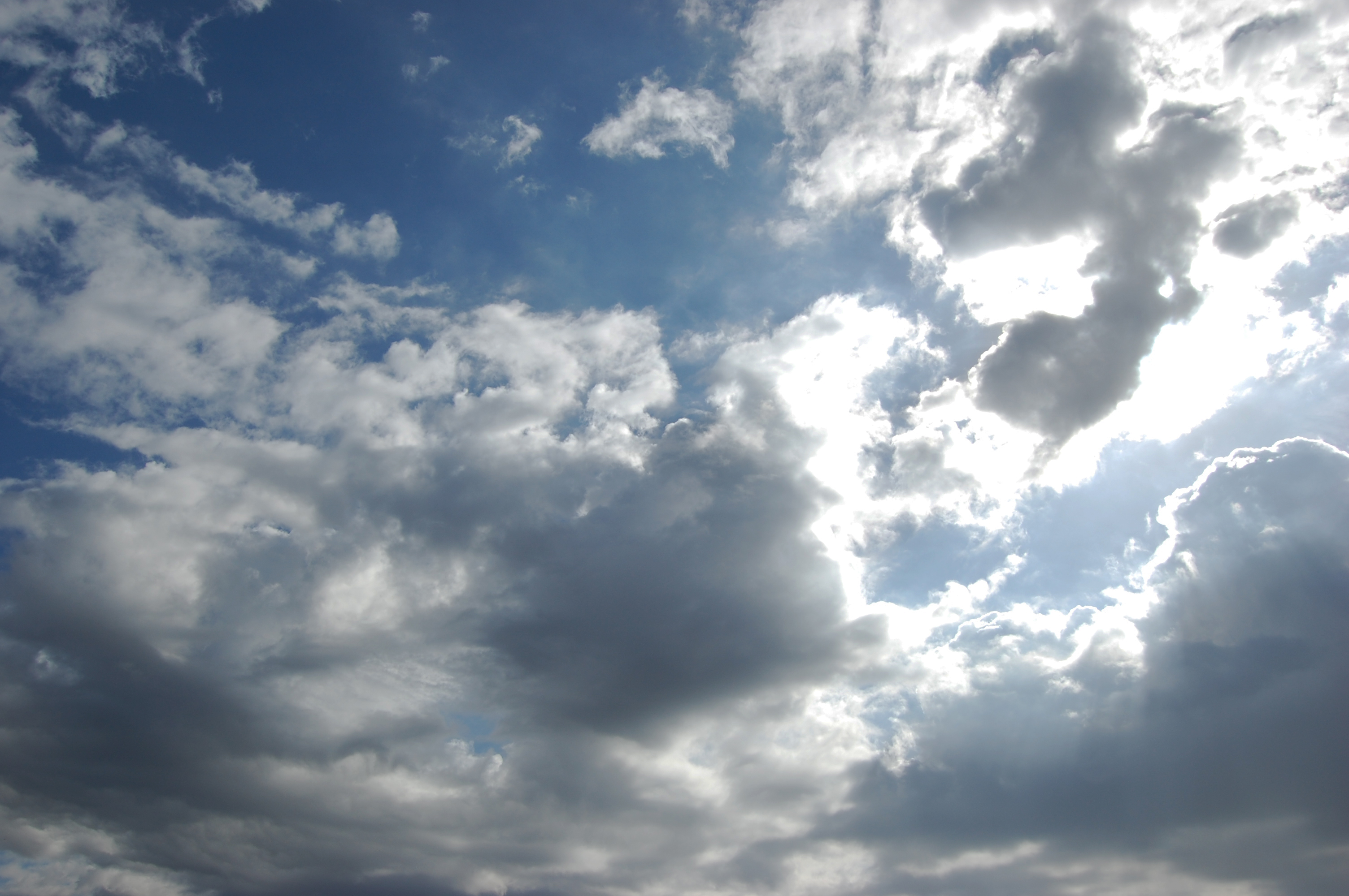 暗い雲と陽の光・曇り空 | フリー素材ドットコム