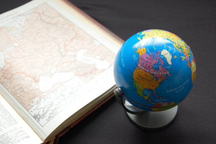 地球儀と世界地図 洋書 フリー素材ドットコム