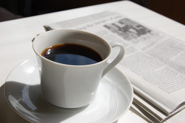 コーヒーと英字新聞 フリー素材ドットコム