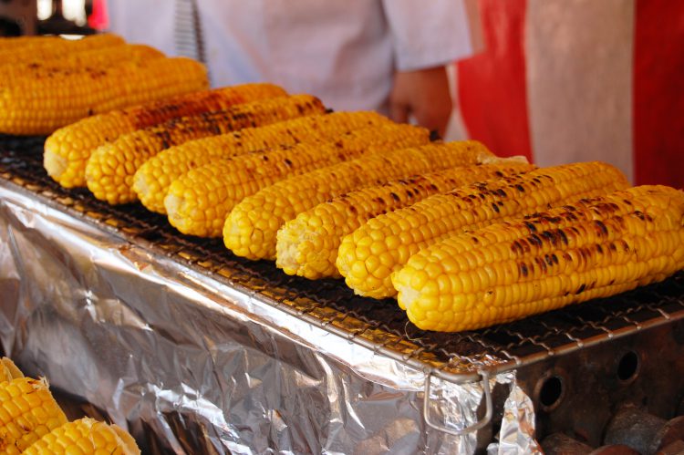 露店の焼きトウモロコシ02 フリー素材ドットコム