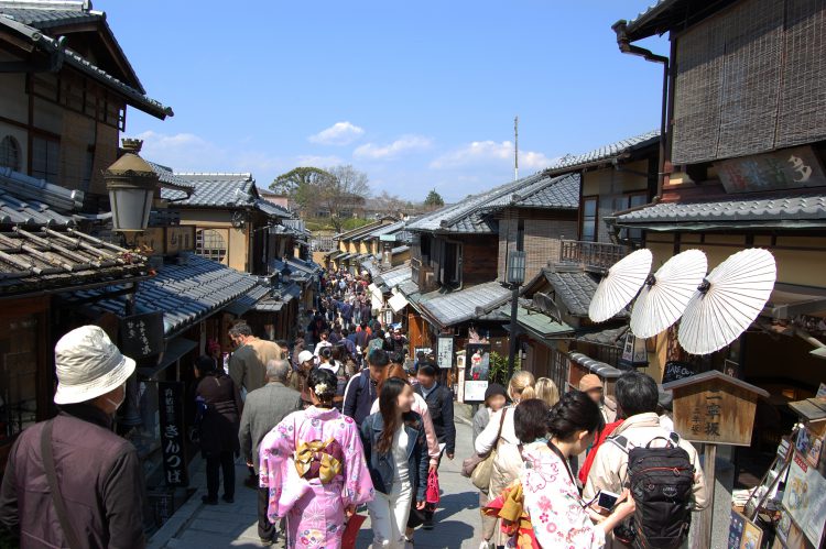 京都を楽しむ観光客03 フリー素材ドットコム