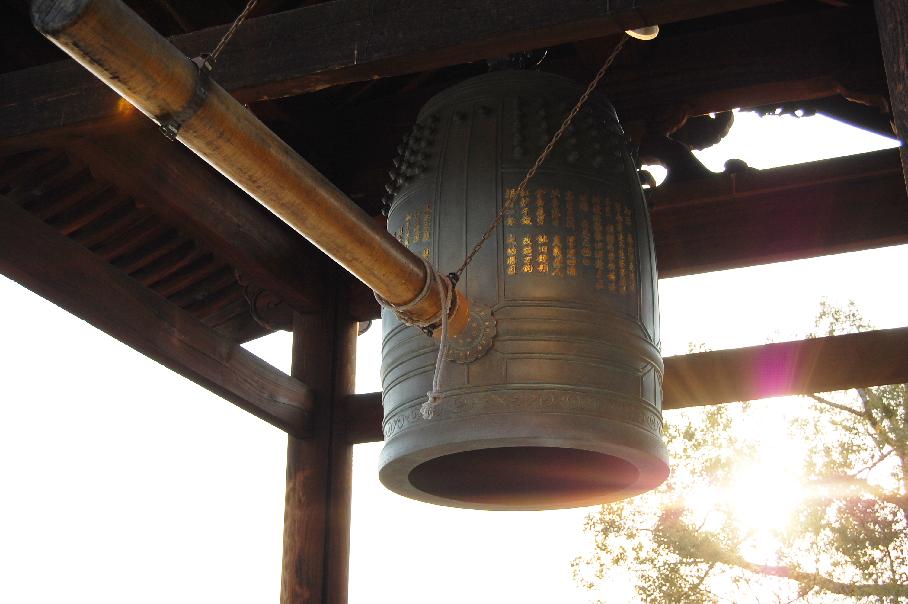 お寺の鐘（逆光）01 | フリー素材ドットコム