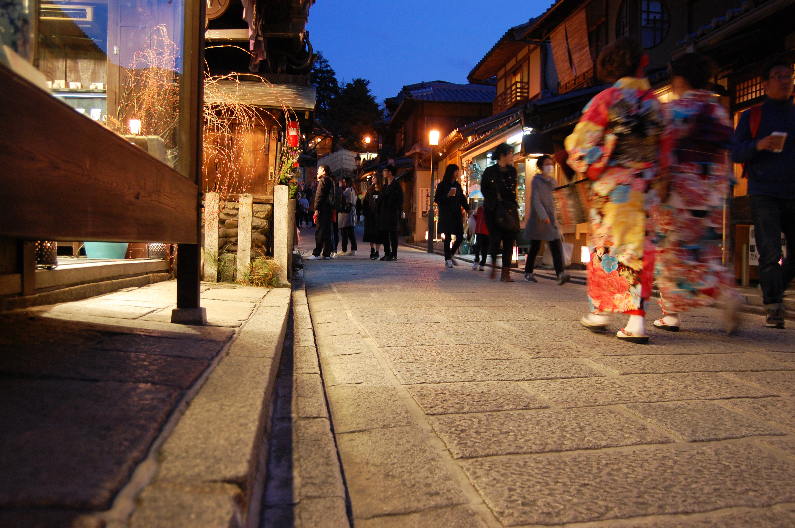 京都の夜道 昔ながらの風景02 フリー素材ドットコム