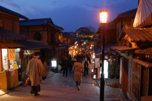 京都の夜道 昔ながらの風景02 フリー素材ドットコム