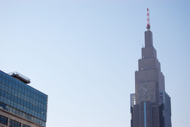 早朝の新宿の景色 一日の始まり01 フリー素材ドットコム