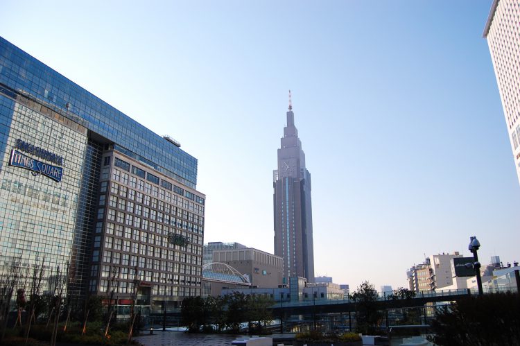 早朝の新宿の景色 一日の始まり02 フリー素材ドットコム