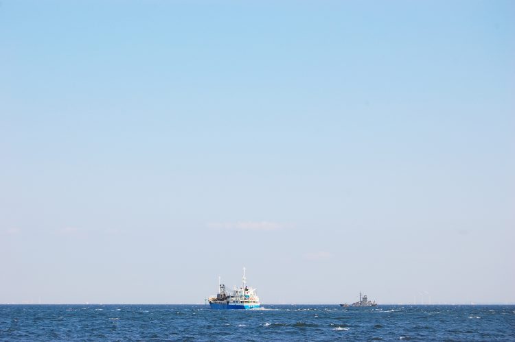 海と 船と 青い空 フリー素材ドットコム