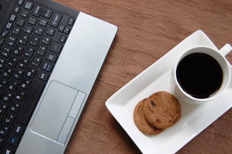 コーヒーとクッキーとノートパソコン01 フリー素材ドットコム