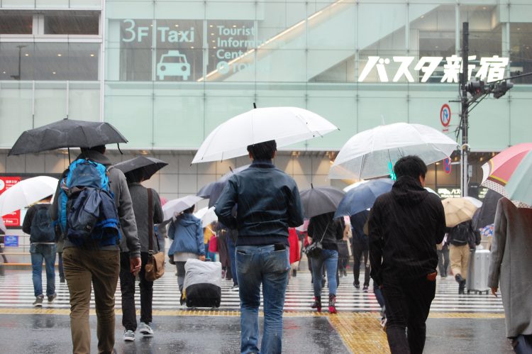 雨 傘をさして行きかう人々05 フリー素材ドットコム