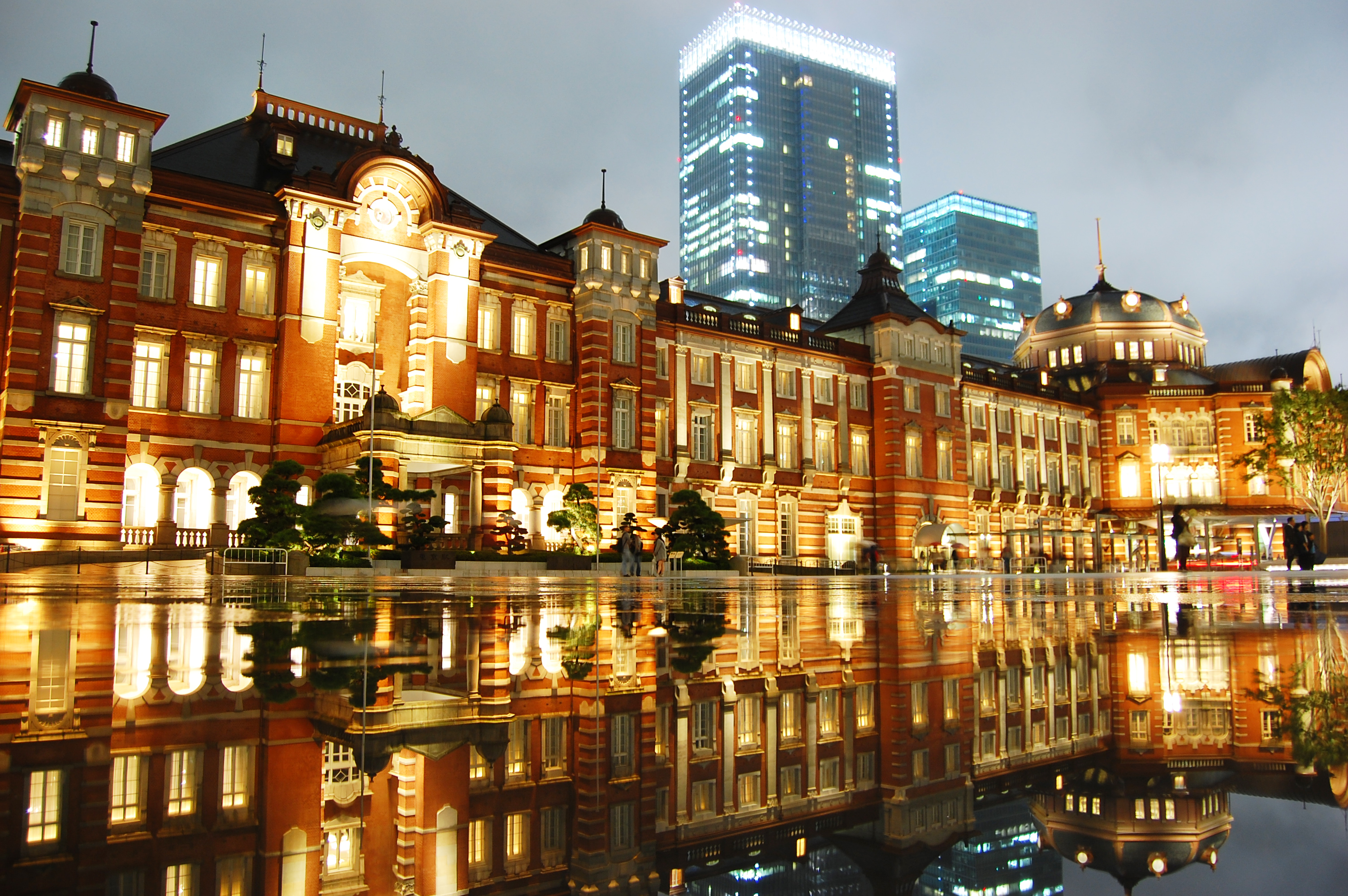 水たまりに反射する東京駅01 フリー素材ドットコム