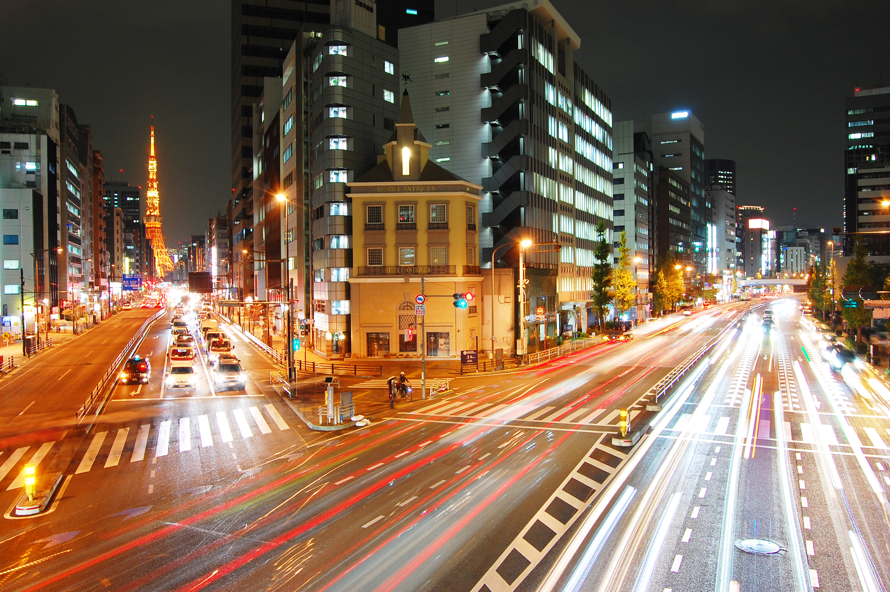 車の光跡と東京タワー フリー素材ドットコム