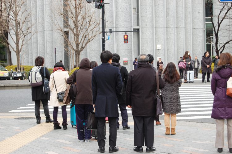 横断歩道 信号待ち01 フリー素材ドットコム