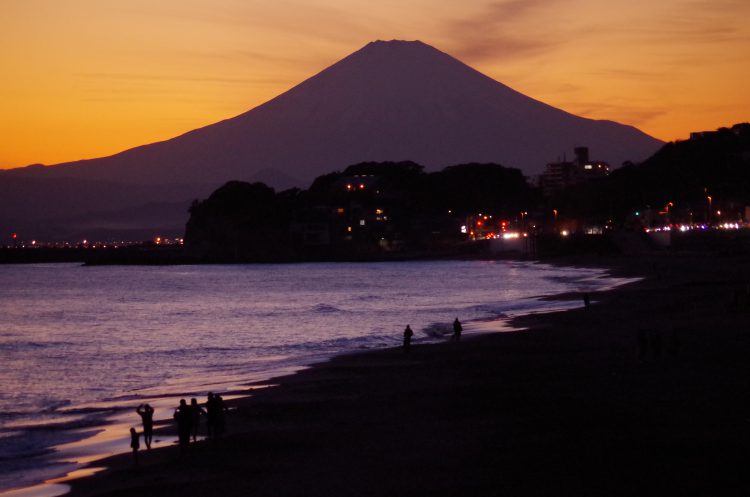 夕焼けと富士山と海01 フリー素材ドットコム