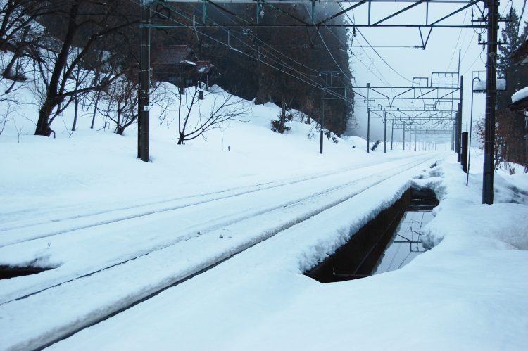 冬の雪と線路02 フリー素材ドットコム