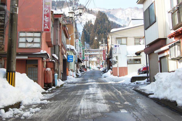 雪かきした道路04 フリー素材ドットコム