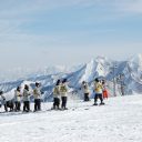 雪の山道を歩く人 フリー素材ドットコム