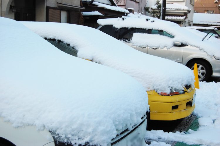 積雪と自動車05 フリー素材ドットコム