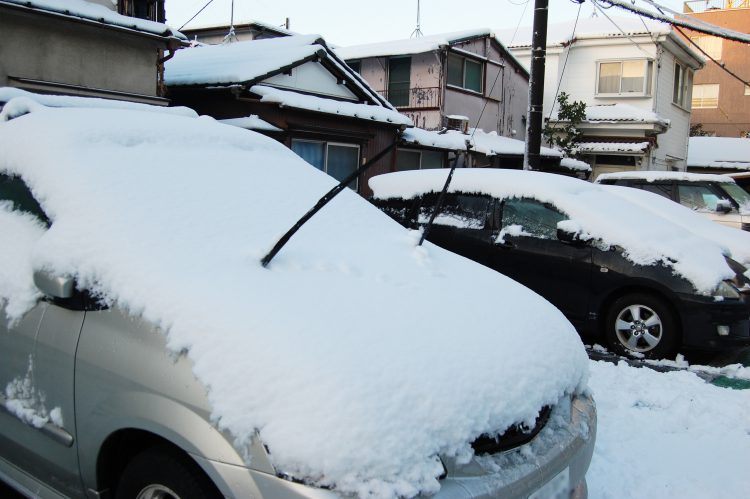 積雪と自動車02 フリー素材ドットコム