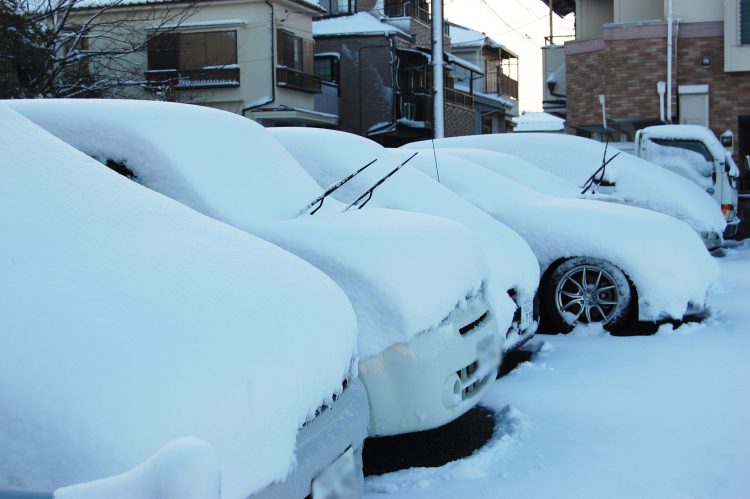 積雪と自動車08 フリー素材ドットコム