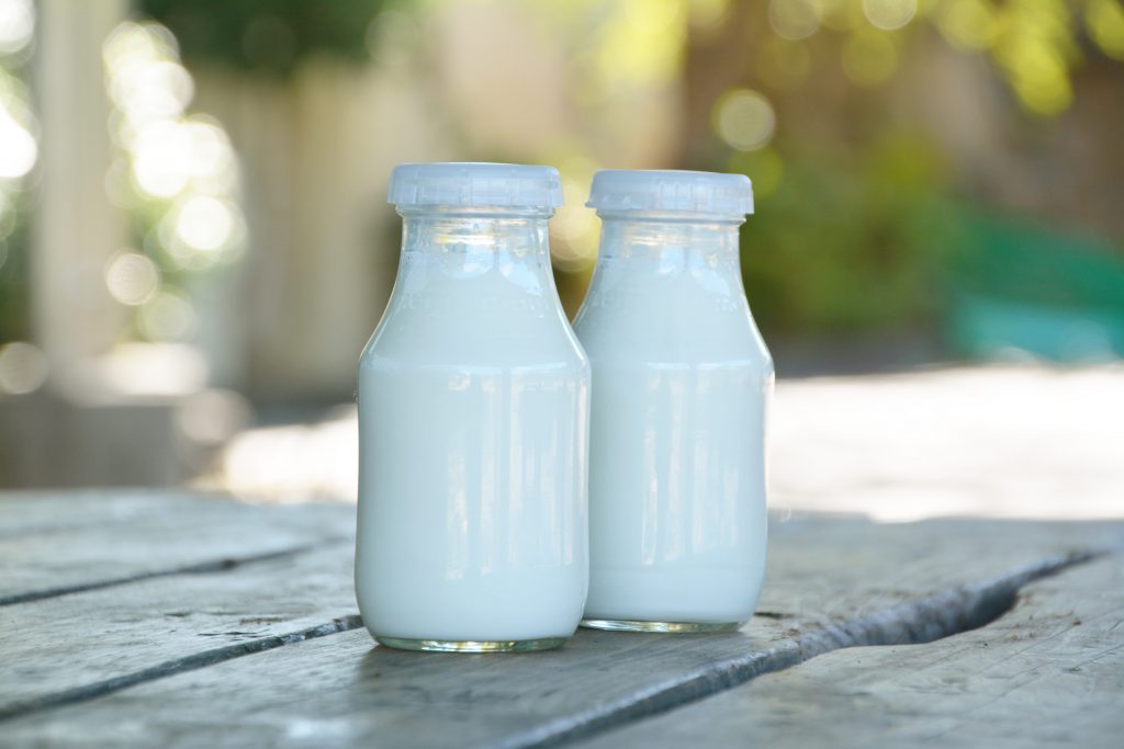 瓶の牛乳03 フリー素材ドットコム
