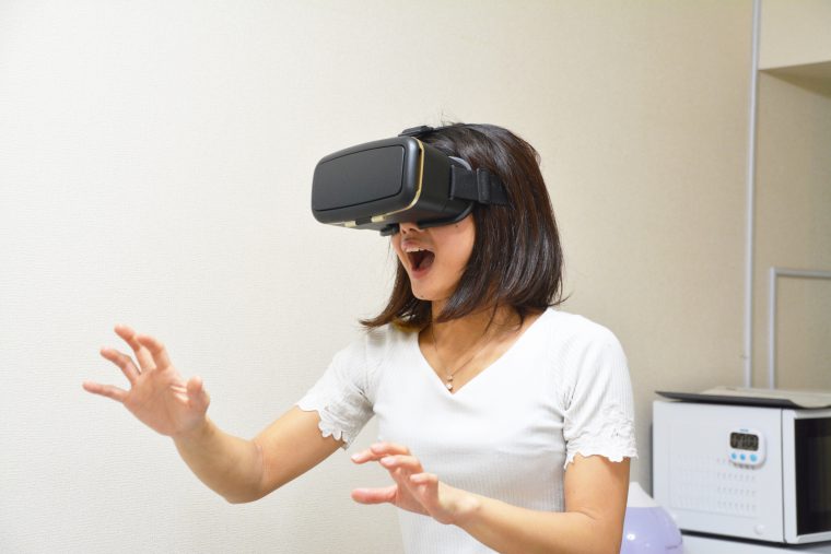 Vrゴーグルで空想の世界に入り込む女子03 フリー素材ドットコム