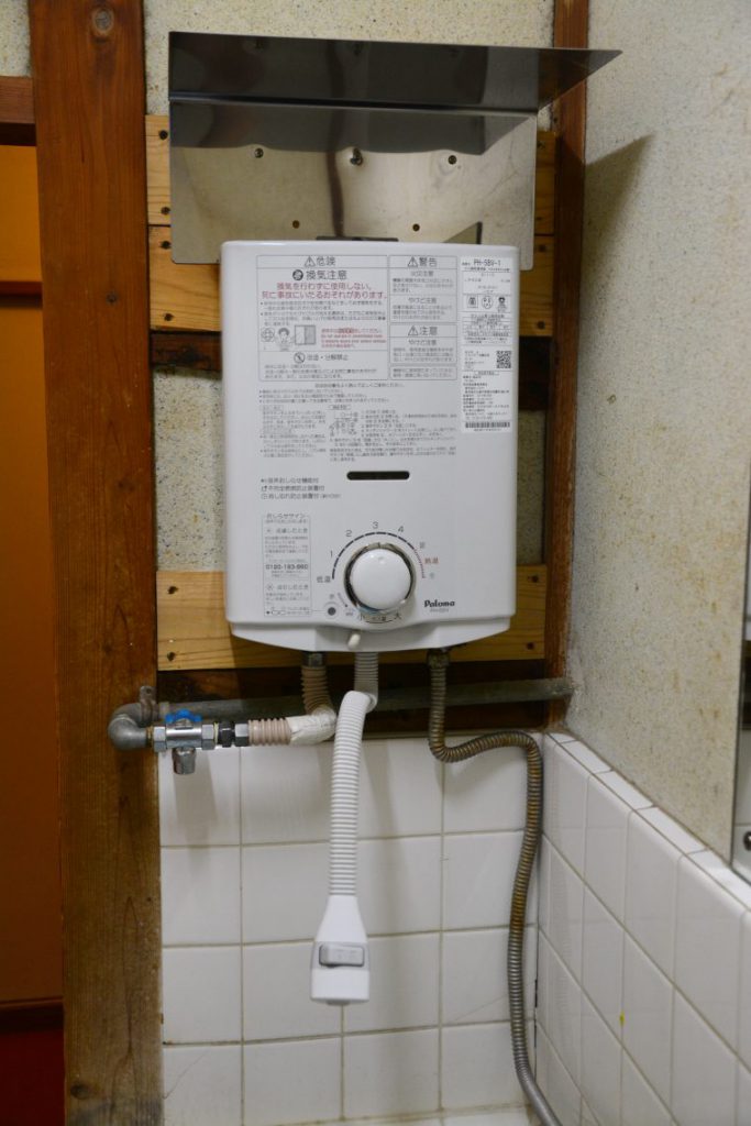 昔ながらの給湯器02 フリー素材ドットコム 昔ながらの給湯器02 フリー素材ドットコム