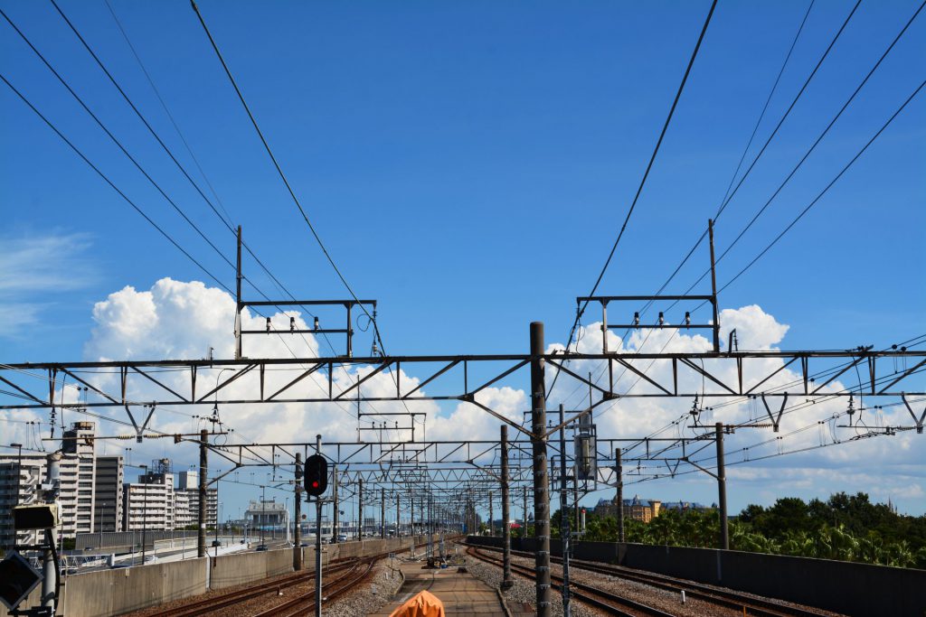 駅と 線路と 入道雲01 フリー素材ドットコム