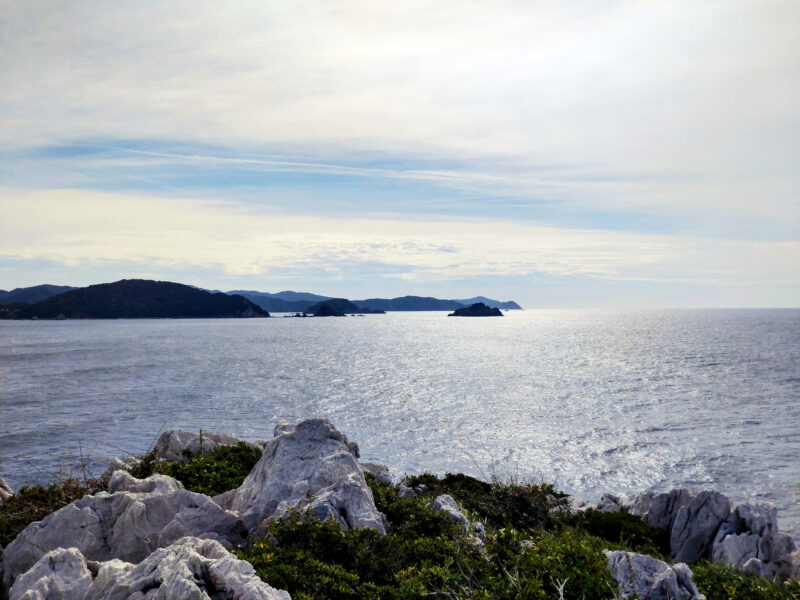 白い石灰岩で囲まれた白崎海岸01